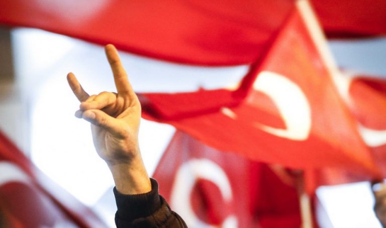 Η Γαλλία ΑΠΟΦΑΣΙΣΕ την διάλυση των «Γκρίζων Λύκων»
