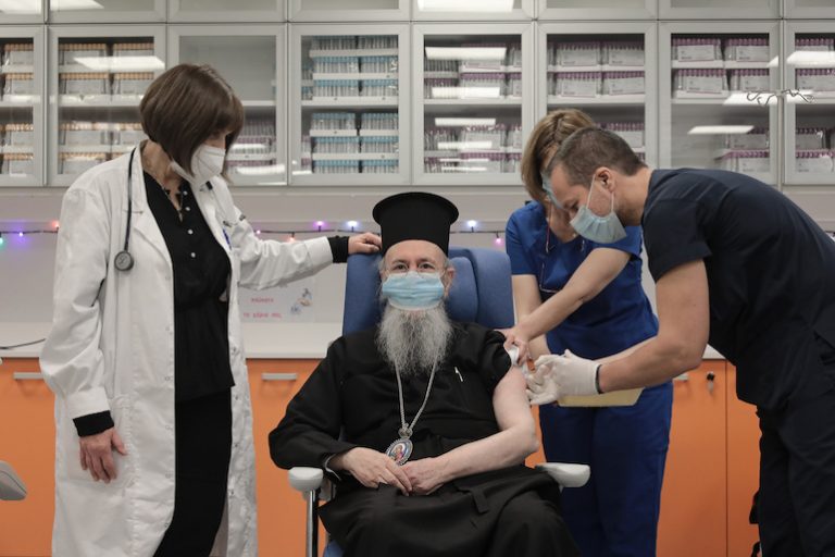 Εμβολιάστηκε ο πρώτος Μητροπολίτης Ναυπάκτου κ. Ιερόθεος