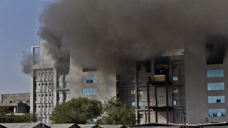 Νεκροί από πυρκαγιά στον μεγαλύτερο παραγωγό εμβολίων για τον COVID-19