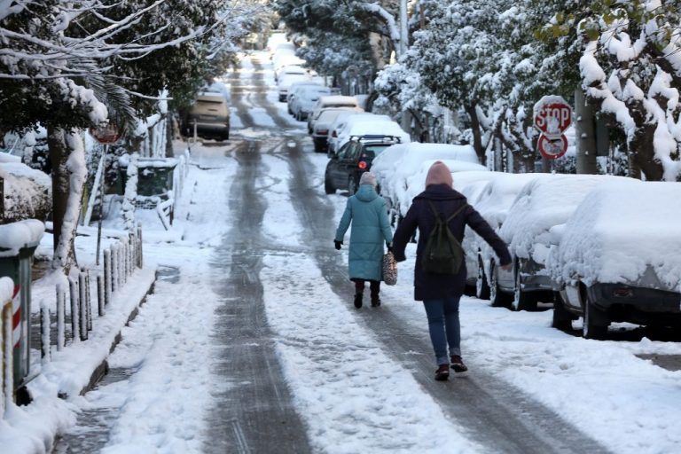 Κατακόρυφη πτώση θερμοκρασίας – Πού θα χιονίσει τις επόμενες ώρες