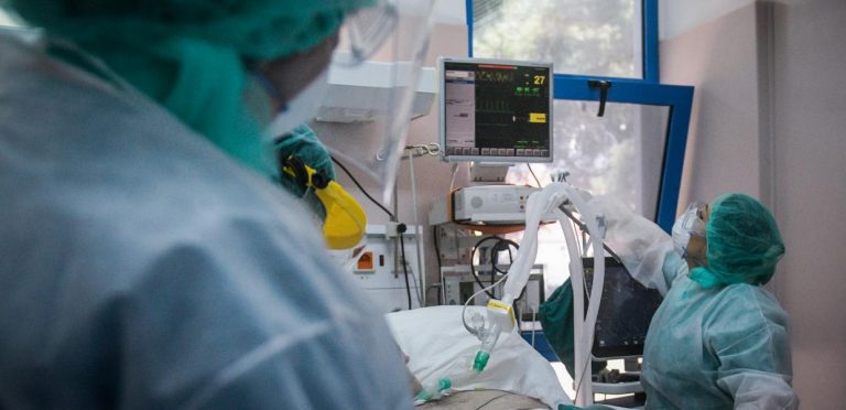 Διασωληνωμένος υπεύθυνος Νοσοκομείου στην Ελλάδα μετά τον εμβολιασμό του!