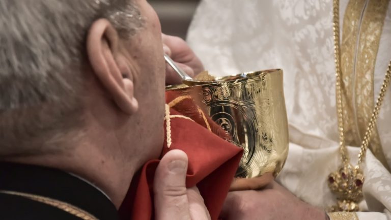 Ιερέας κοινώνησε ασθενείς με κορωνοϊό και κατέλυσε την ΘΕΙΑ ΚΟΙΝΩΝΙΑ (ΒΙΝΤΕΟ)