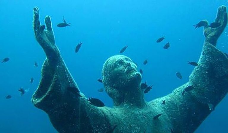 Το υποβρύχιο Άγαλμα του Χριστού που ευλογεί τους θαλασσινούς