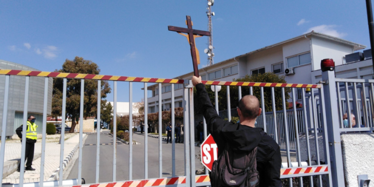 Διαμαρτυρία πολιτών στο ΡΙΚ για το τραγούδι της Κύπρου «ο διάβολος»