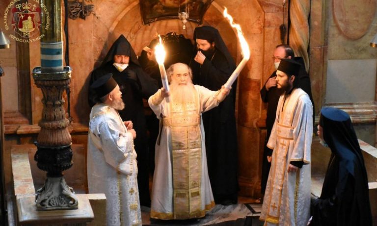 Παραδόθηκε το Άγιο Φως από τον Πατριάρχη Ιεροσολύμων (ΒΙΝΤΕΟ)