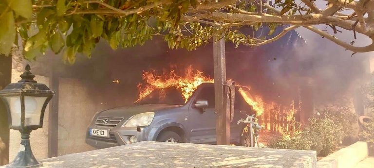 Συγκλονιστικές εικόνες στην Τάλα/Καίγονται σπίτια και αυτοκίνητα!