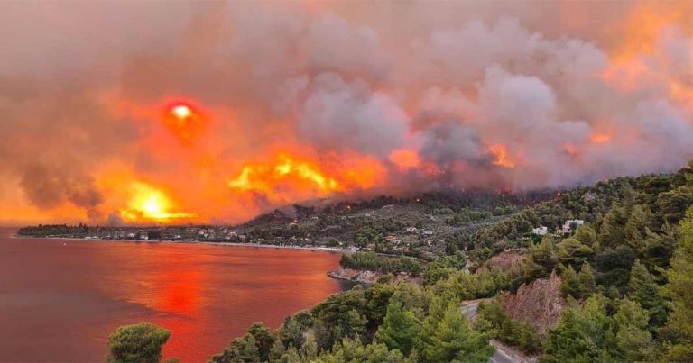 Εφιαλτικές ώρες στις Ροβιές/Καλούν τους πολίτες να πάνε προς την θάλασσα!