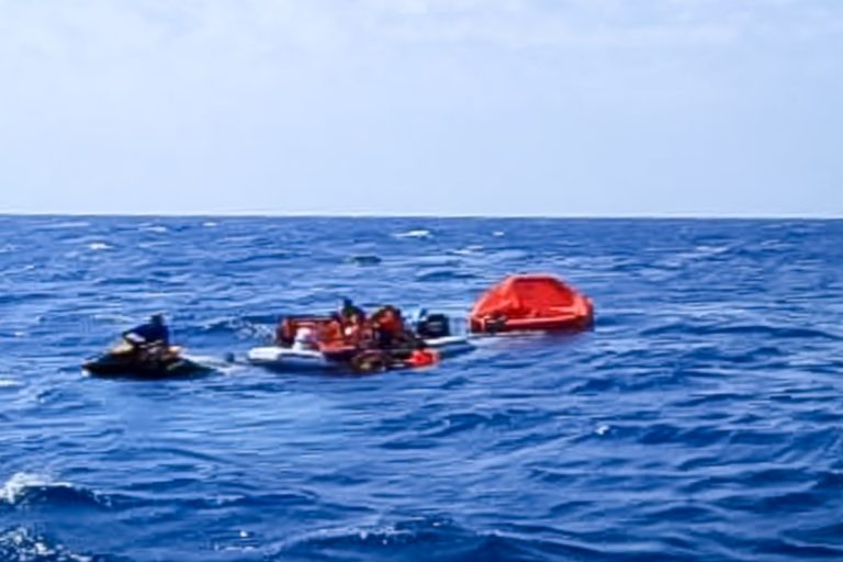 Βούλιαξε σκάφος με 18 επιβαίνοντες ανοιχτά της Μήλου/Έπεσαν στη θάλασσα για να σωθούν