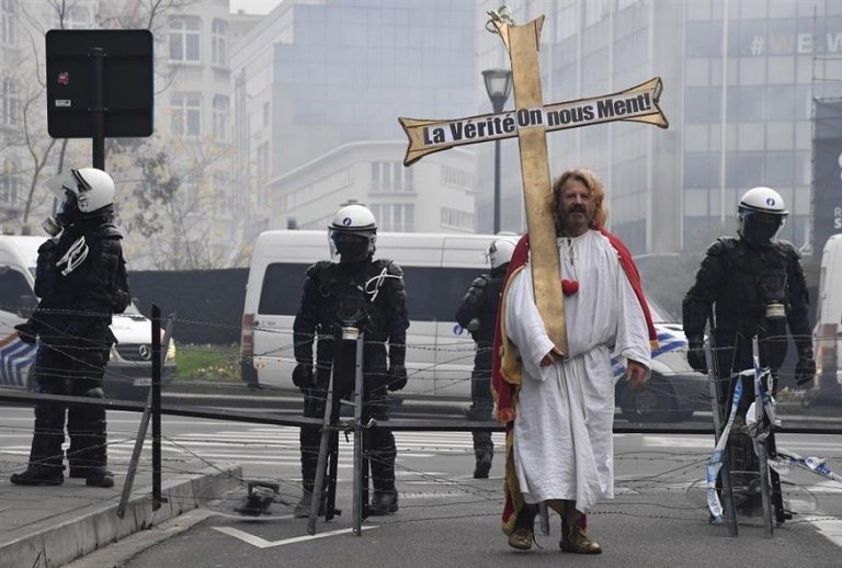 Βρυξέλλες: Xιλιάδες πολίτες από αρκετές χώρες διαδήλωσαν για τον Covid